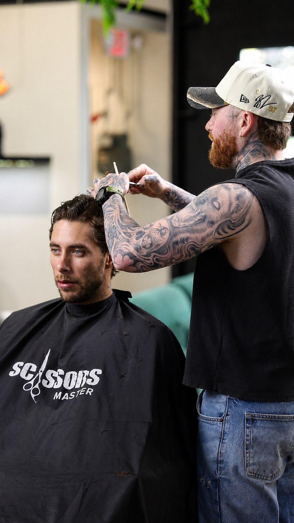Barbier au travail au salon