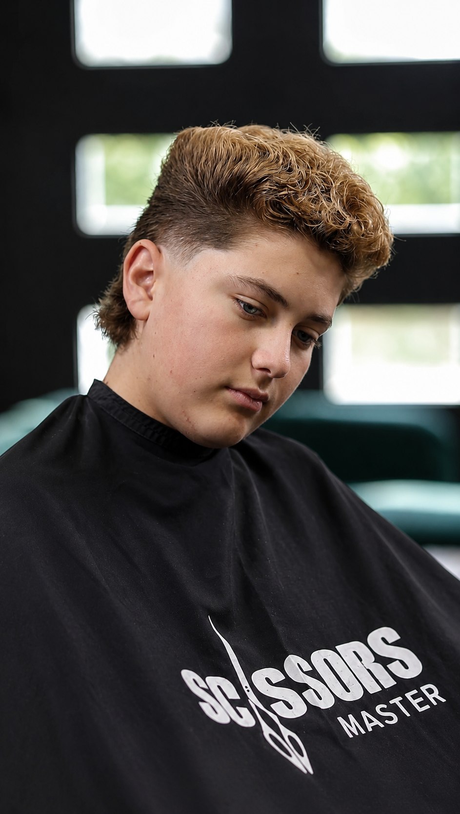 Coupe bouclée réalisée au salon